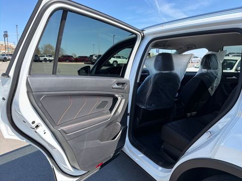 Used 2024 Volkswagen Tiguan SE image 19