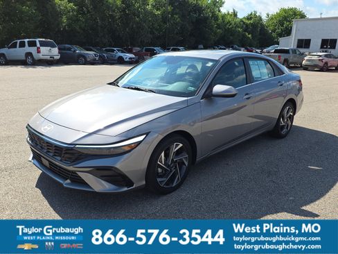 Used 2025 Hyundai Elantra SEL FWD image 4