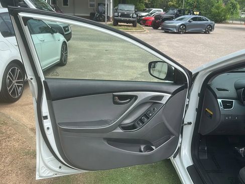 Used 2014 Hyundai Elantra SE FWD image 14