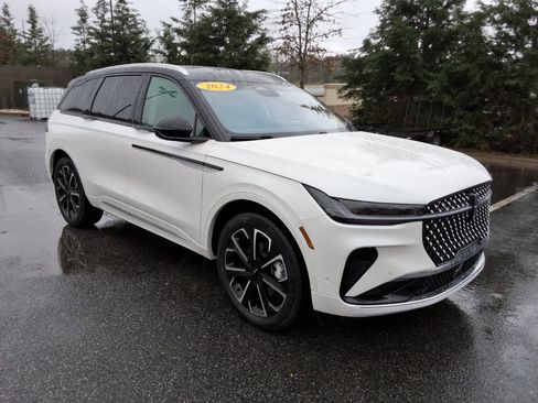 Used 2024 Lincoln Nautilus Reserve image 3