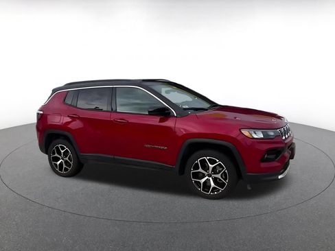Used 2025 Jeep Compass Limited AWD/4WD image 2