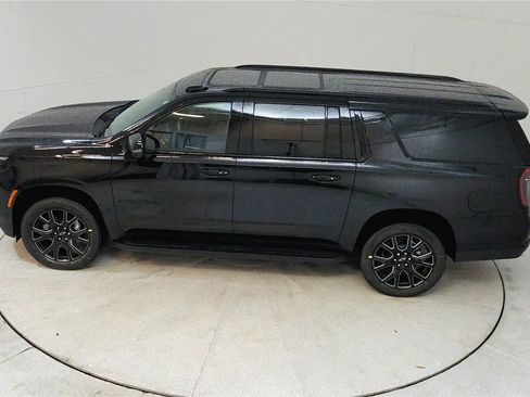 Used 2025 Chevrolet Suburban RST w/ Comfort Package AWD/4WD image 16