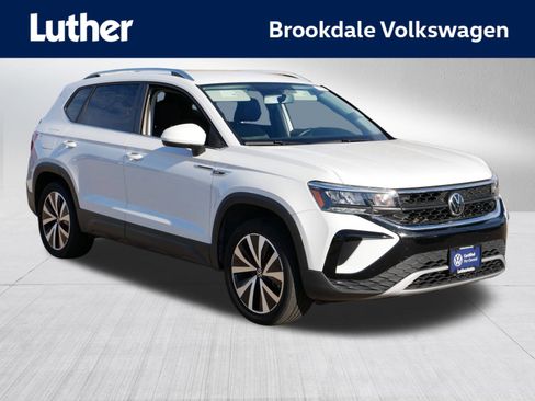 Certified 2022 Volkswagen Taos SE image 1