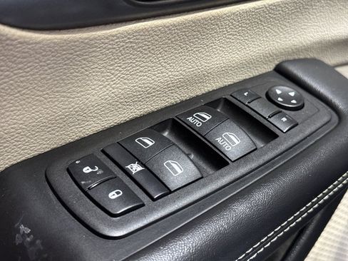 Used 2024 Chrysler Pacifica Touring-L image 33