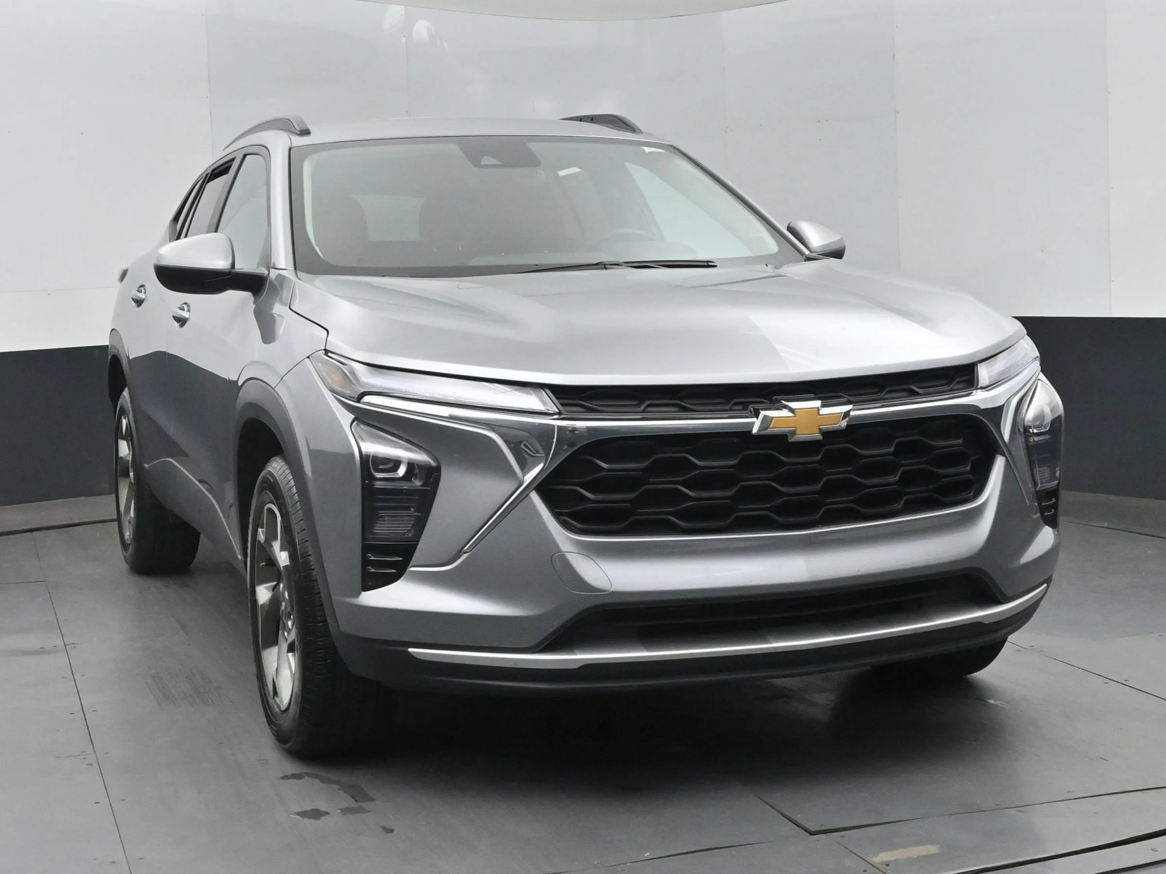 Used 2025 Chevrolet Trax LT w/ LT Convenience Package FWD image 3