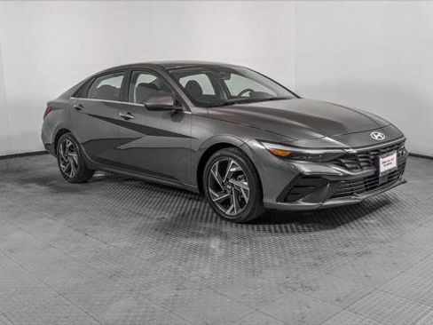 Used 2025 Hyundai Elantra SEL image 11