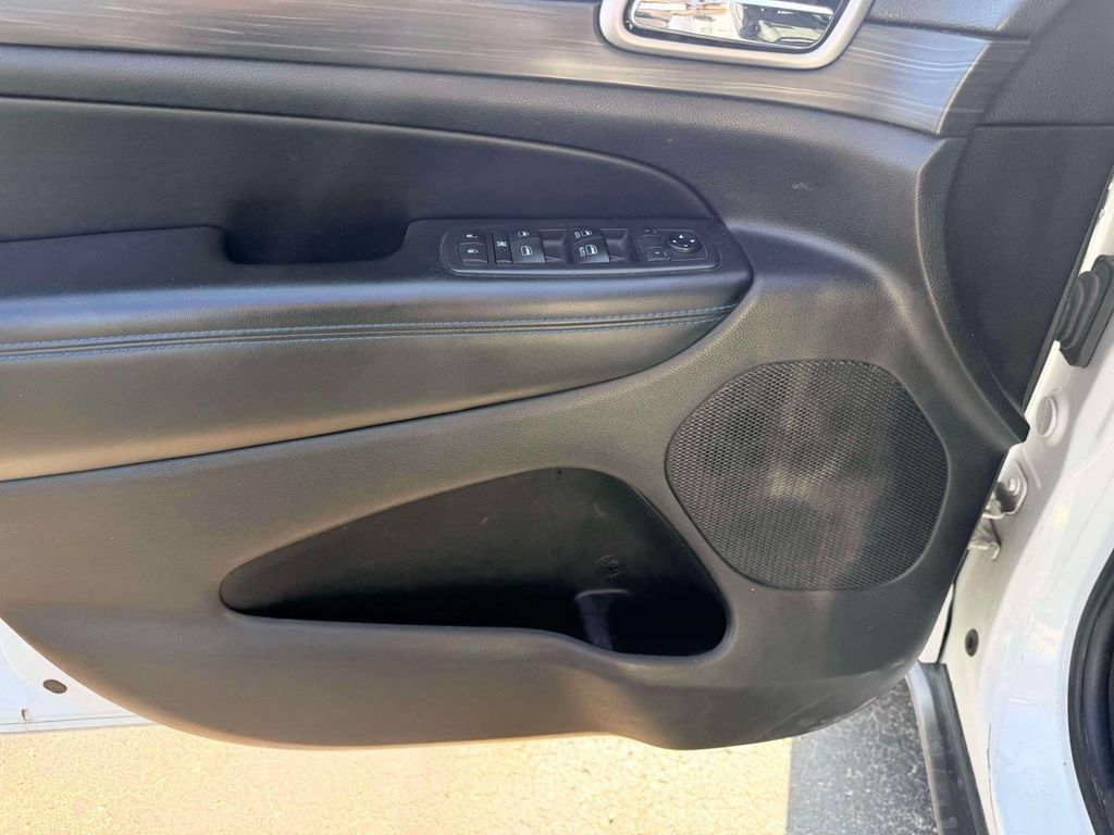 Used 2019 Jeep Grand Cherokee Laredo AWD/4WD image 12