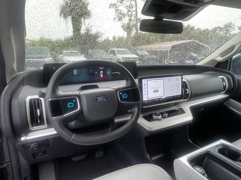 Used 2025 Ford Expedition Active AWD/4WD image 14