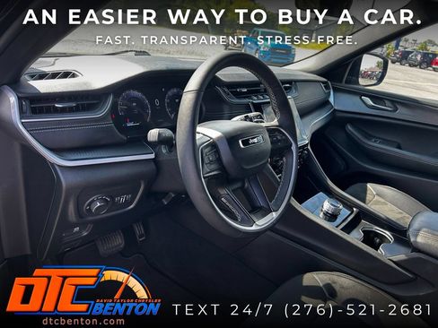 Used 2025 Jeep Grand Cherokee Altitude AWD/4WD image 11