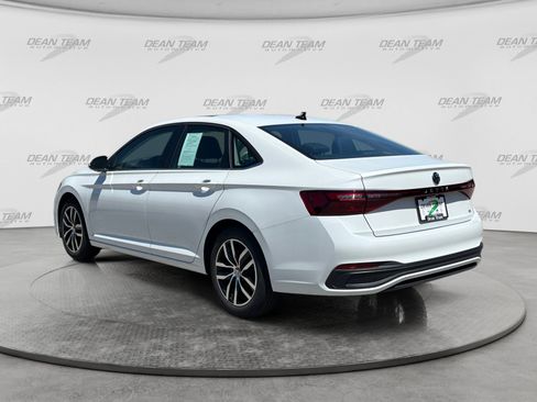 Used 2025 Volkswagen Jetta SE w/ Sunroof Package FWD image 5