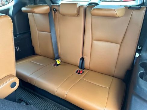 Used 2023 Toyota Highlander Platinum FWD image 7
