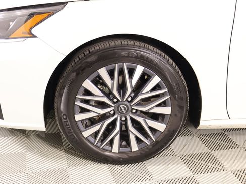 Used 2025 Nissan Altima 2.5 SV FWD image 16