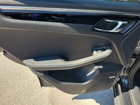 Certified 2025 Porsche Macan AWD/4WD image 11