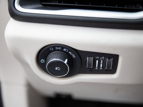 Used 2023 Chrysler Pacifica Touring-L image 18