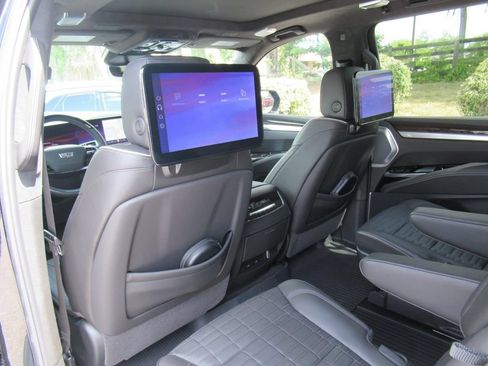New 2026 Cadillac Escalade ESV Platinum Sport w/ LPO, ONYX Package AWD/4WD image 15