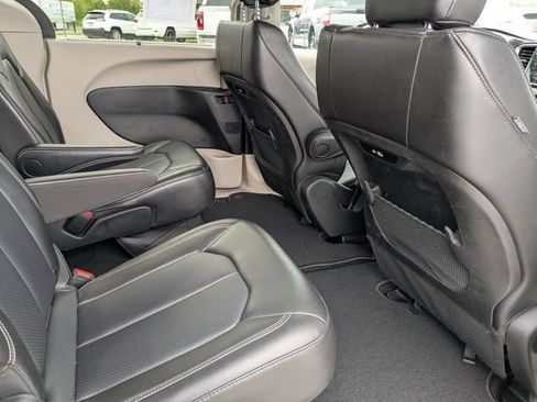 Used 2024 Chrysler Pacifica Touring-L FWD image 17