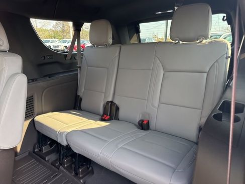 Used 2023 Chevrolet Suburban Z71 w/ Luxury Package image 14