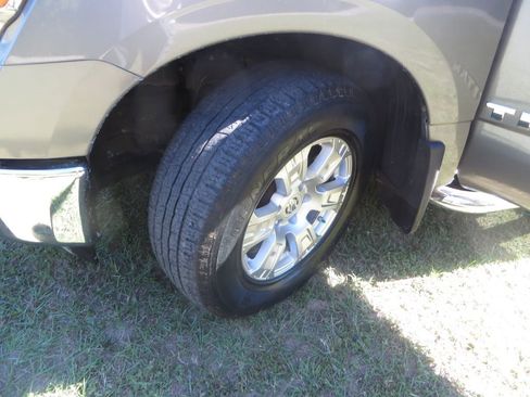 Used 2017 Nissan Titan SV image 30