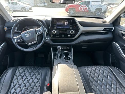 Used 2022 Toyota Highlander LE image 10