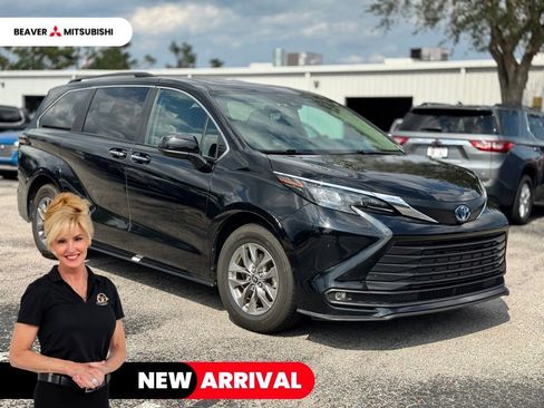 Used 2025 Toyota Sienna XLE FWD image 1