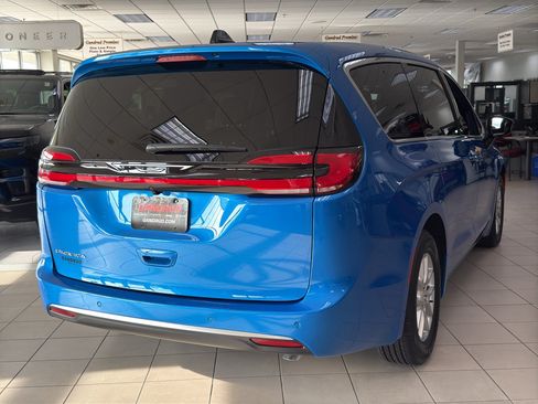 New 2027 Chrysler Pacifica Select FWD image 5