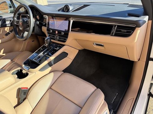 Certified 2025 Porsche Macan image 18