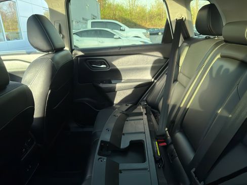 Used 2025 Nissan Rogue SV w/ SV Premium Package image 8