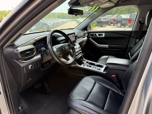 Certified 2022 Ford Explorer XLT w/ Equipment Group 202A AWD/4WD image 4