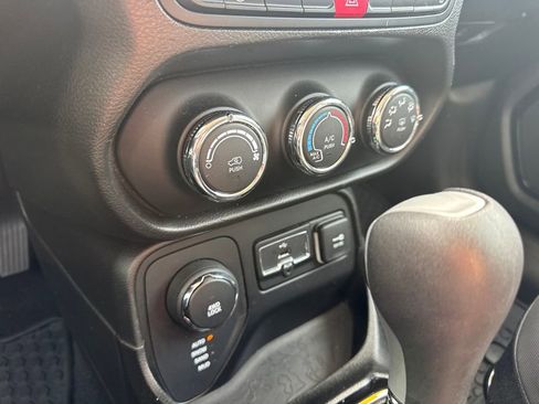 Used 2017 Jeep Renegade Altitude image 47