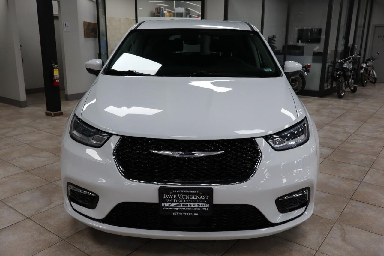 Used 2023 Chrysler Pacifica Touring-L FWD image 8