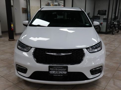 Used 2023 Chrysler Pacifica Touring-L FWD image 8