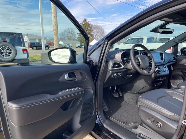 New 2026 Chrysler Pacifica Select w/ S Appearance Package FWD image 9