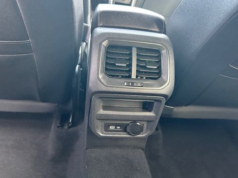 Used 2021 Volkswagen Tiguan SE image 20