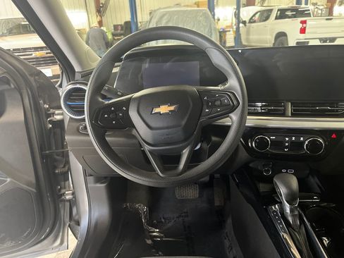 Used 2025 Chevrolet Trax LT FWD image 14