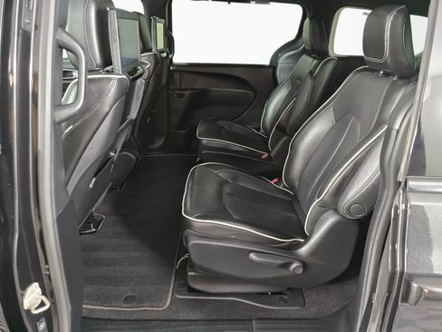 Used 2023 Chrysler Pacifica Limited w/ Uconnect Theater Family Group FWD image 38
