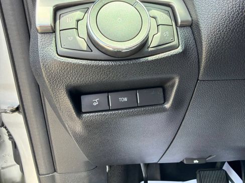 Used 2018 Ford Explorer XLT w/ Equipment Group 202A AWD/4WD image 13