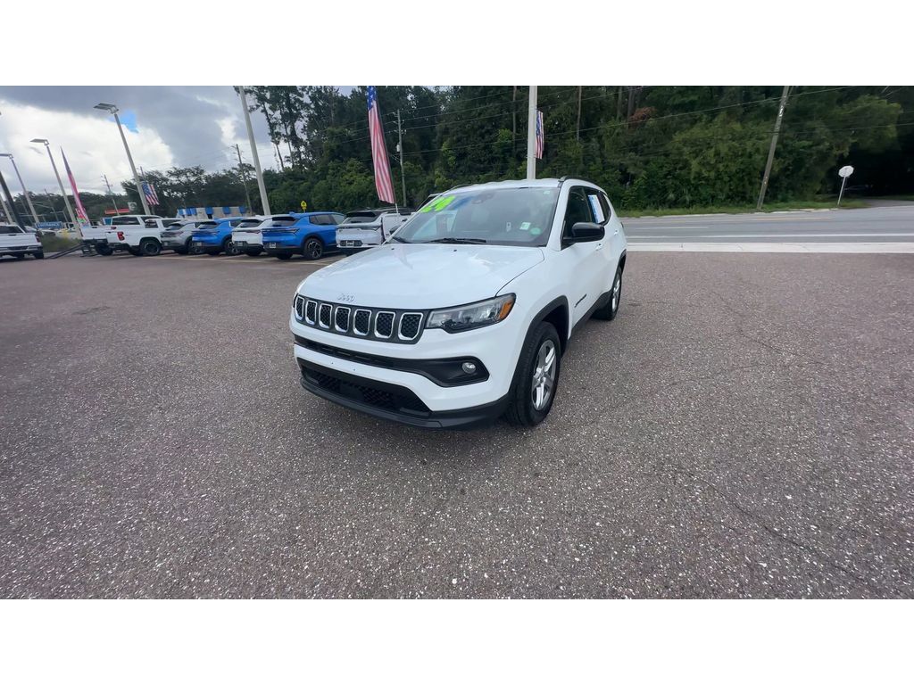 Used 2024 Jeep Compass Latitude AWD/4WD image 3