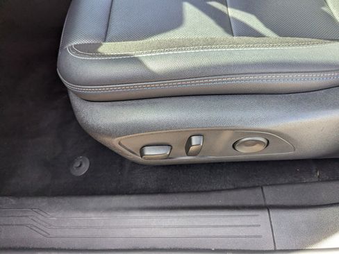 Used 2025 Chevrolet Equinox EV LT w/ Convenience Package image 10