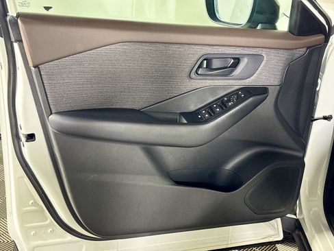 Used 2023 Nissan Rogue S AWD/4WD image 10