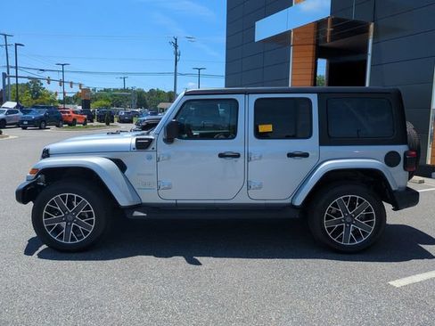 Used 2023 Jeep Wrangler Unlimited Sahara w/ Cold Weather Group AWD/4WD image 7