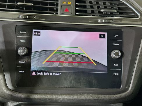 Used 2022 Volkswagen Tiguan SE w/ Panoramic Sunroof Package FWD image 25