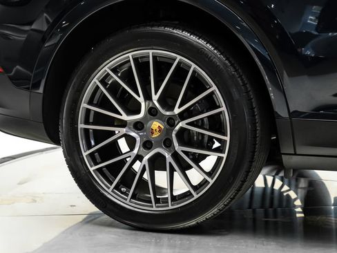 Used 2023 Porsche Cayenne w/ Premium Package AWD/4WD image 58
