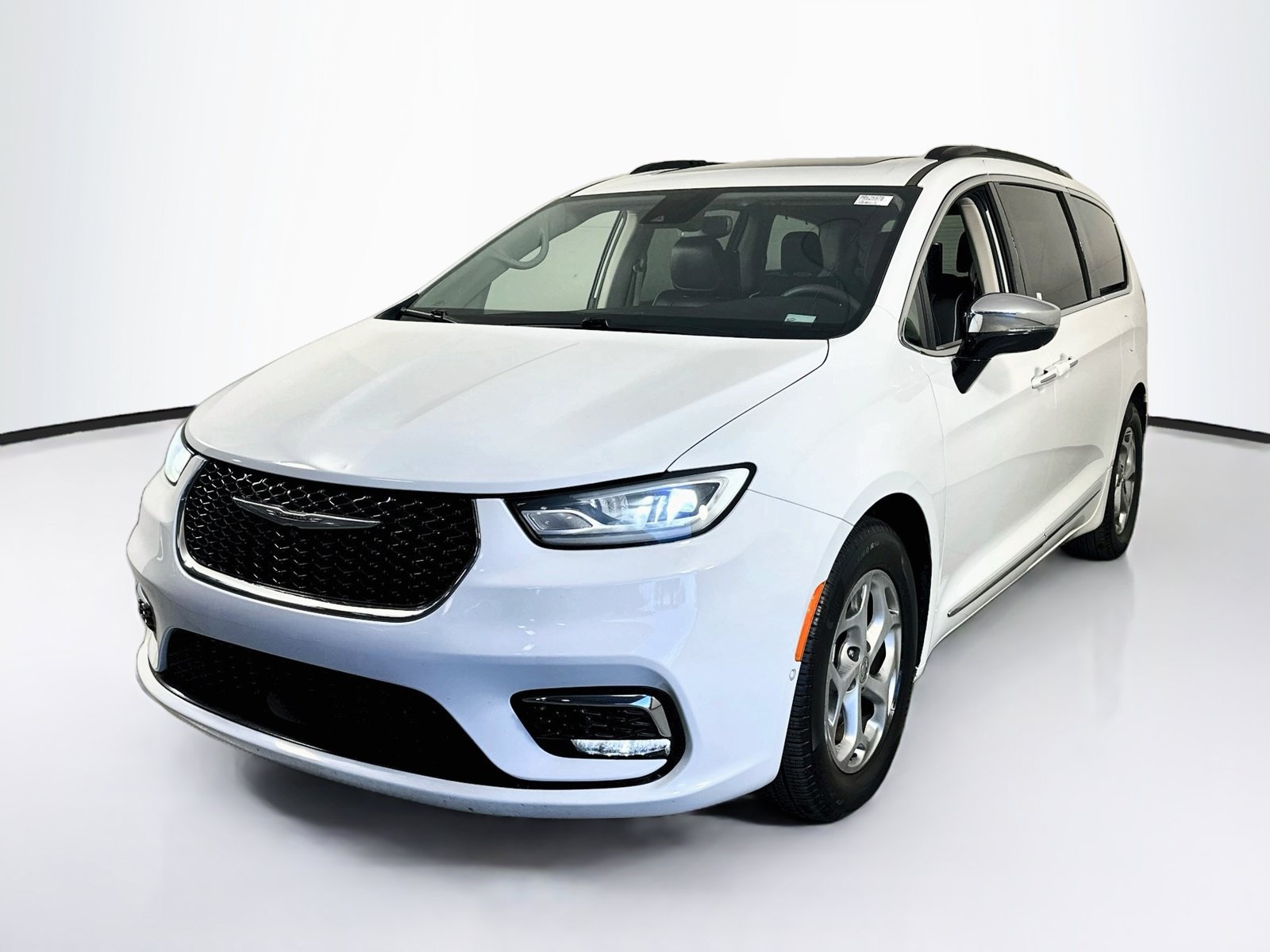 Used 2023 Chrysler Pacifica Limited w/ Uconnect Theater Family Group FWD image 1