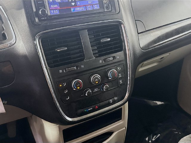 Used 2019 Dodge Grand Caravan SE FWD image 17