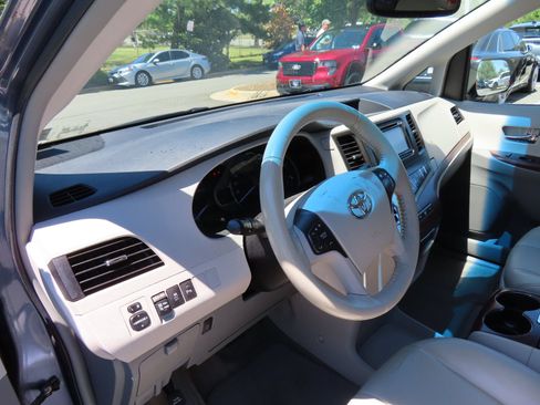 Used 2014 Toyota Sienna XLE FWD image 14