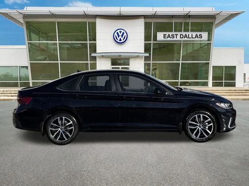 Used 2025 Volkswagen Jetta SE FWD image 2
