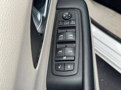 Used 2023 Chrysler Pacifica Touring-L FWD image 17