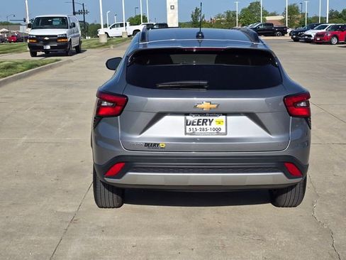 Used 2025 Chevrolet Trax LT w/ LT Convenience Package FWD image 11