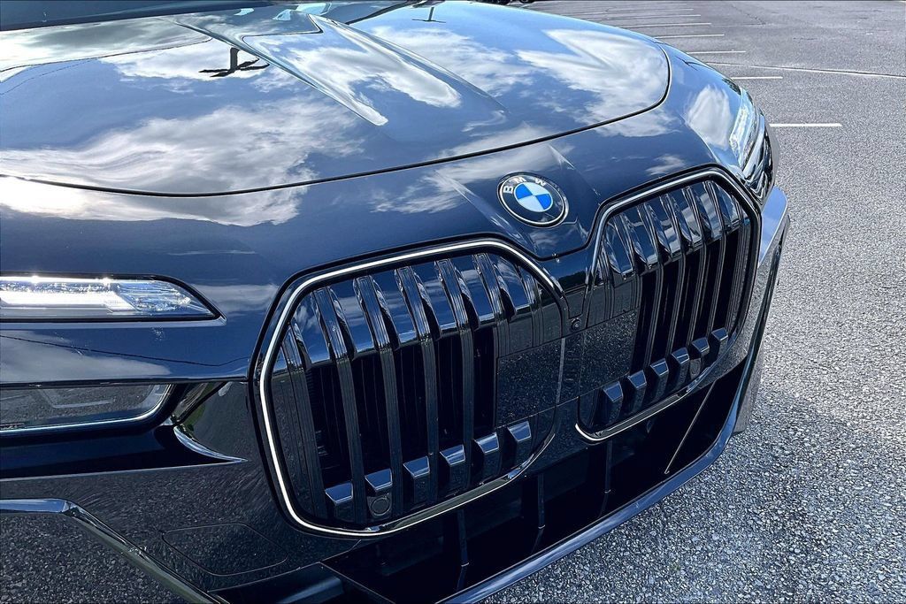 Used 2026 BMW 760i xDrive w/ Executive Package AWD/4WD image 34