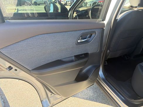 Used 2021 Nissan Rogue SV image 19